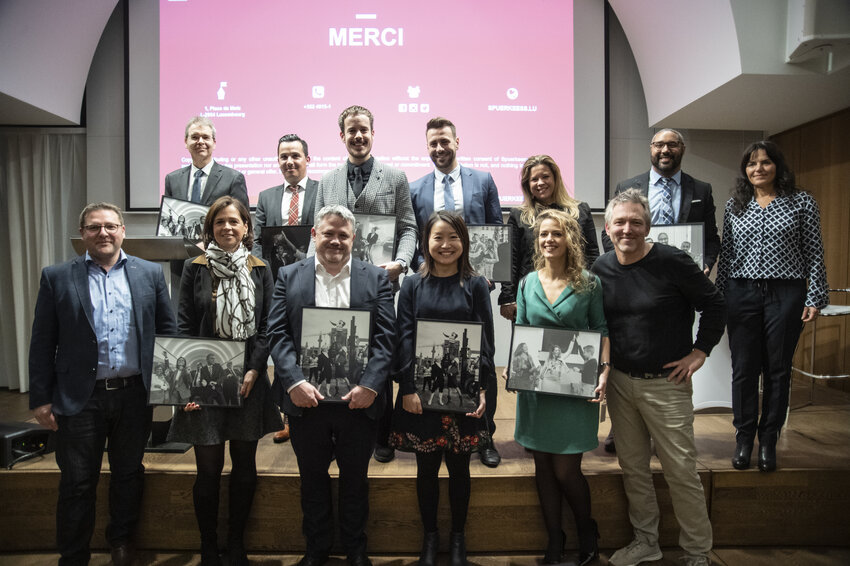 Photo of the handing over of the photos to the participants