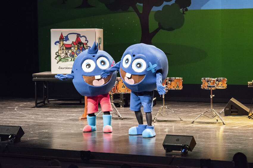The characters Tweeni and Tweena on stage during the Schoulspuerfest