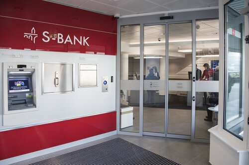 S-Bank-Geldautomat vor einer Spuerkeess-Filiale