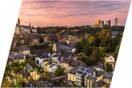 Vue d'ensemble de la ville de Luxembourg, du Grund et Kirchberg lors du coucher de soleil.