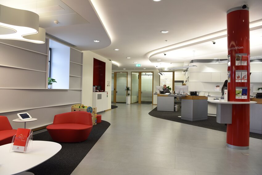Agence open space avec des guichets de travail debout
