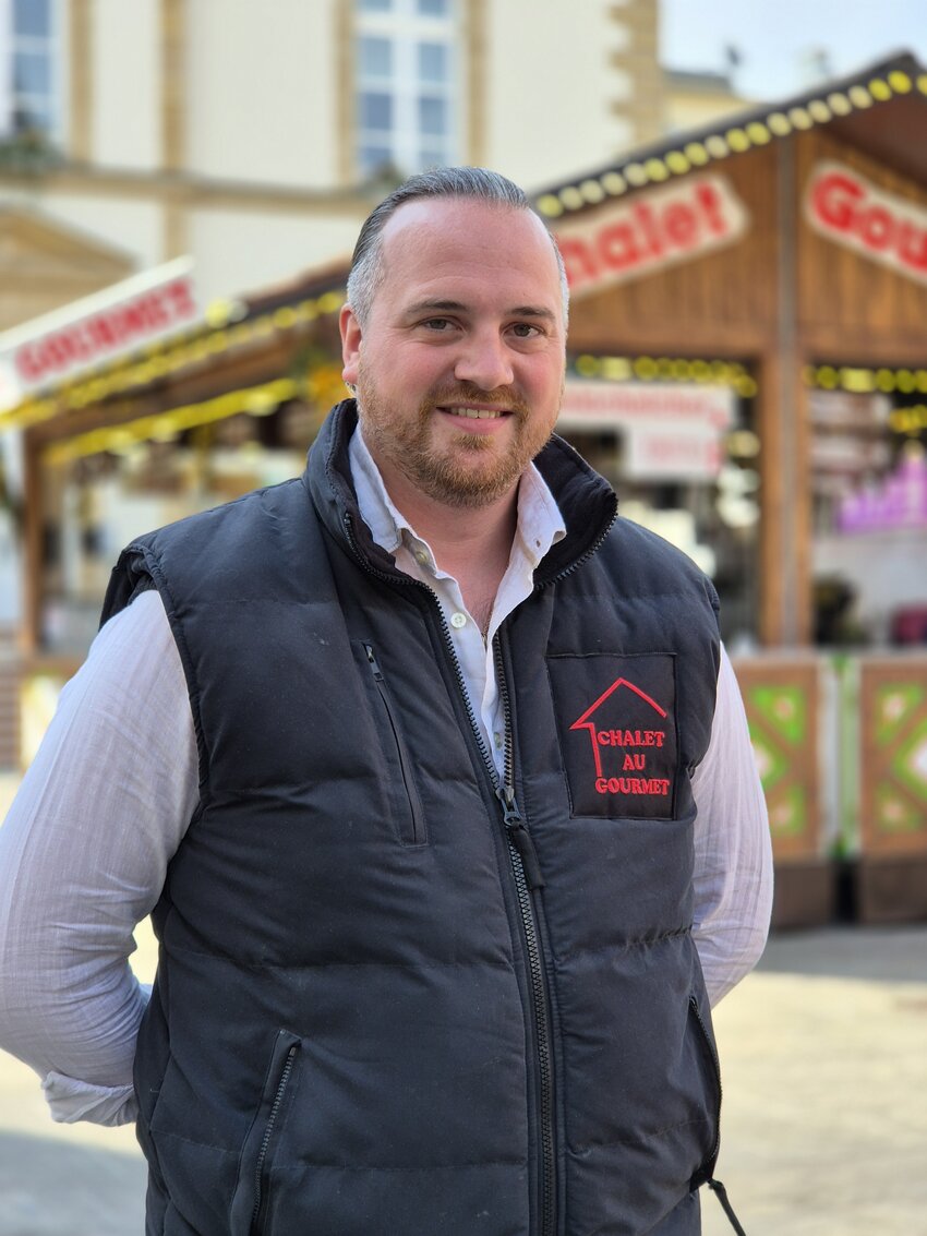 Portrait de Jeff Schmitz devant le Chalet au Gourmet