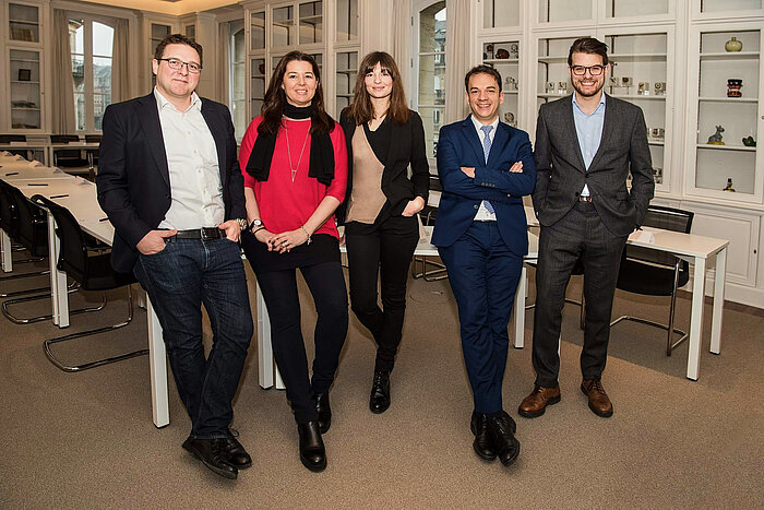 Photo de 5 membres de l'équipe du service Marketing