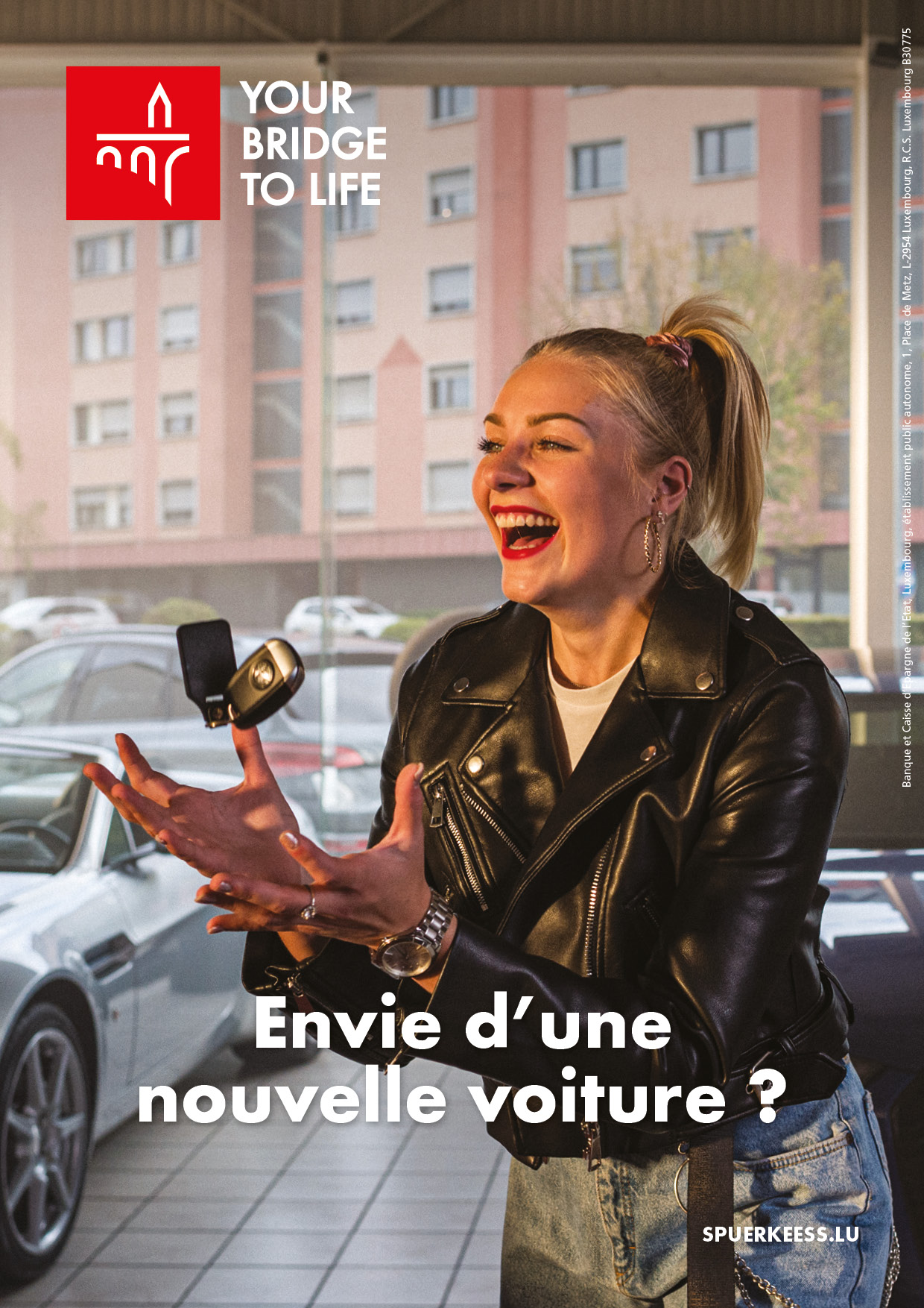 [Translate to Deutsch:] Young woman with a smile on her face catching car keys. At the top, the Spuerkeess logo accompanied by the slogan your bridge to life.